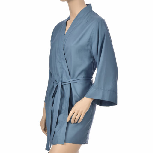 Kimono en satin de coton de couleur bleu. Kimono haut de gamme en coton très doux et naturel. Déshabillé en satin chic et classe