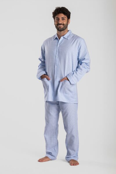 Pyjama homme deux pièces en pilou flanelle de coton carreaux bleu vichy. Chaud et doux pour l’hiver motif vichy bleu.