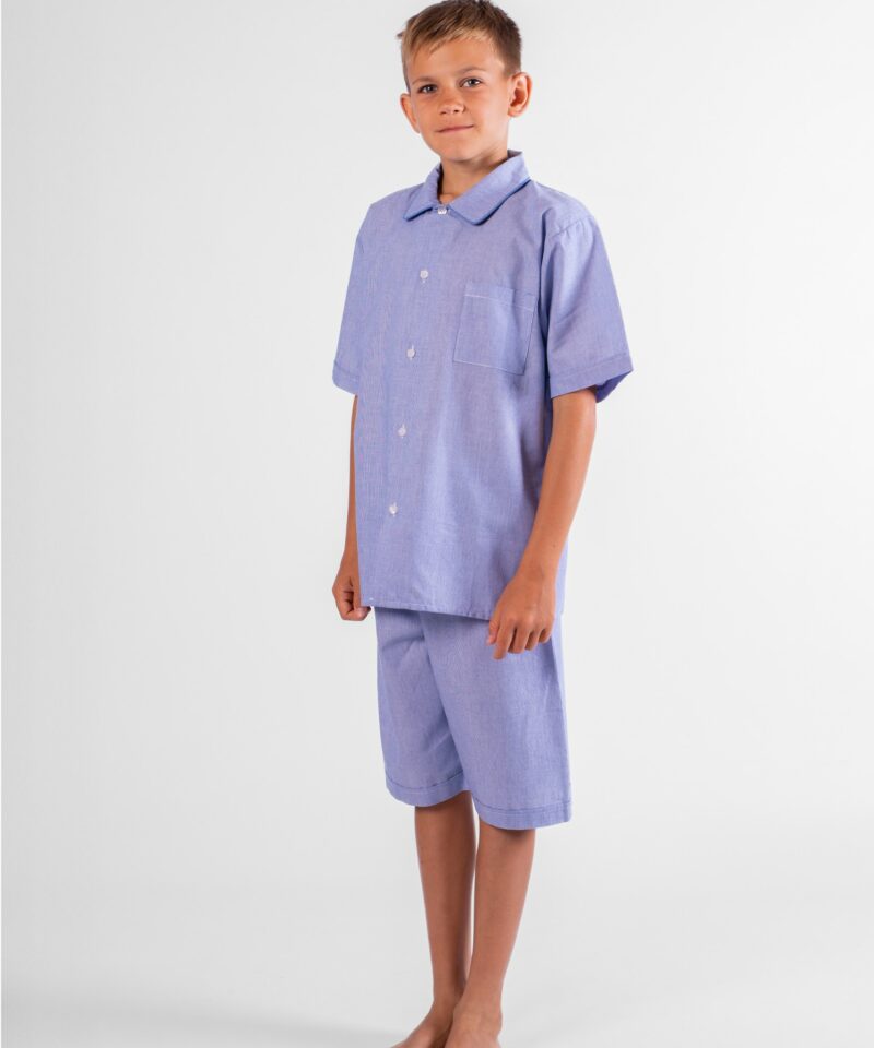Pyjama court garçon en coton rayé bleu.
