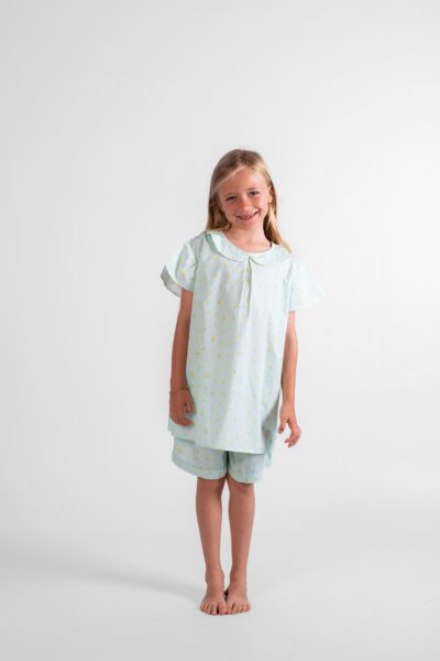 Pyjama court fille manches courtes et short en coton motif citron.