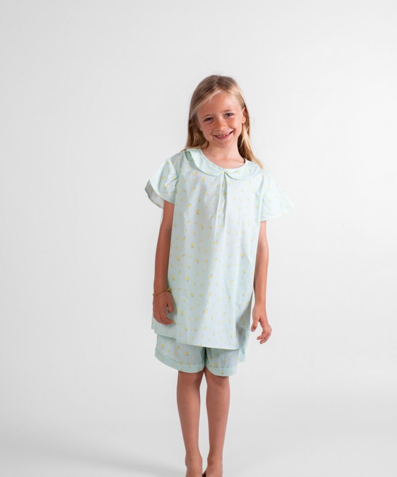 Pyjama court fille manches courtes et short en coton motif citron.