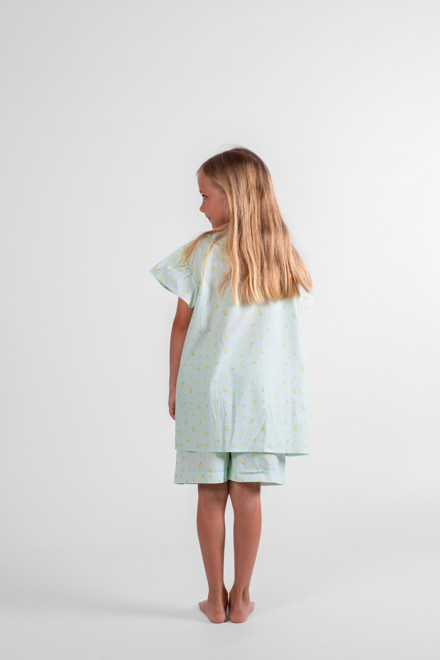 Pyjama court fille manches courtes et short en coton motif citron.