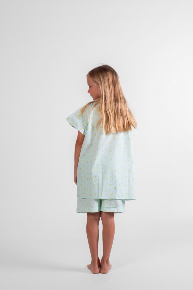 Pyjama court fille manches courtes et short en coton motif citron.