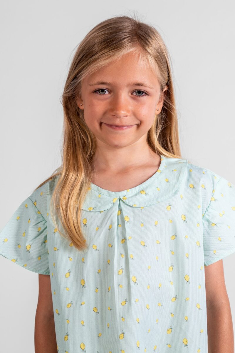 Pyjama court fille manches courtes et short en coton motif citron.