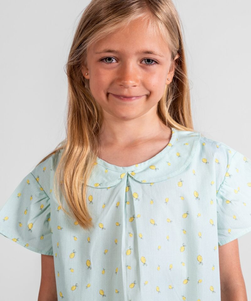 Pyjama court fille manches courtes et short en coton motif citron.