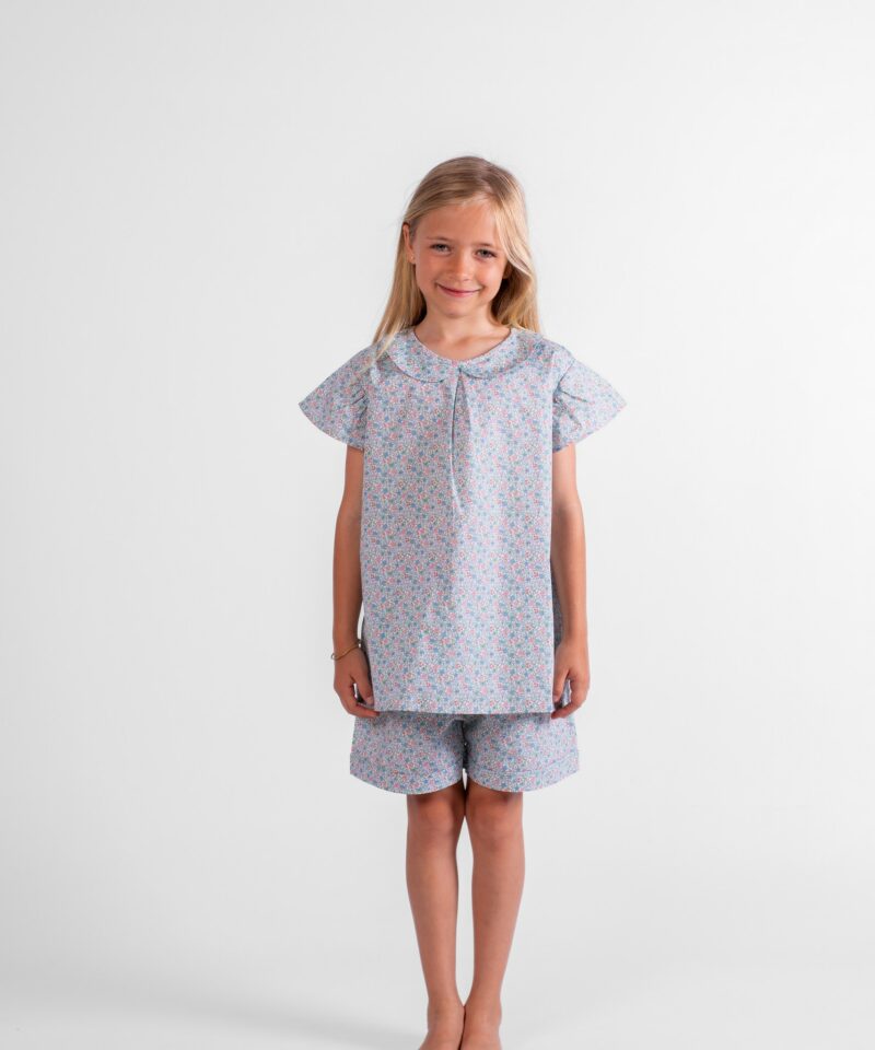 Pyjama court fille manches courtes et short en coton motif fleurs liberty.