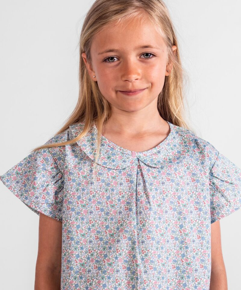 Pyjama court fille manches courtes et short en coton motif fleurs liberty.