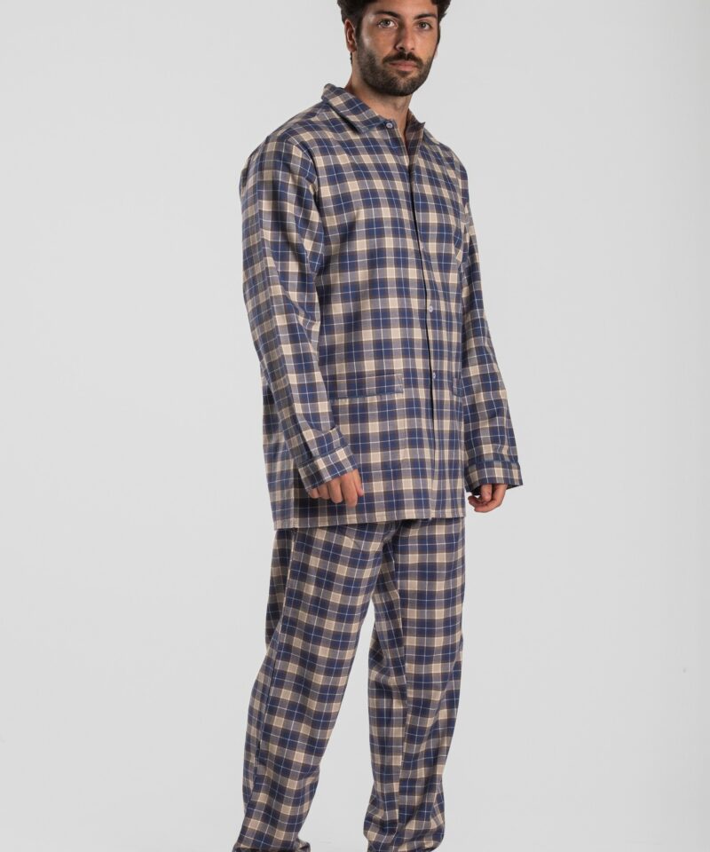 Pyjama homme deux pièces en pilou flanelle de coton carreaux bleu beige chaud et doux pour l’hiver motif les arcs.