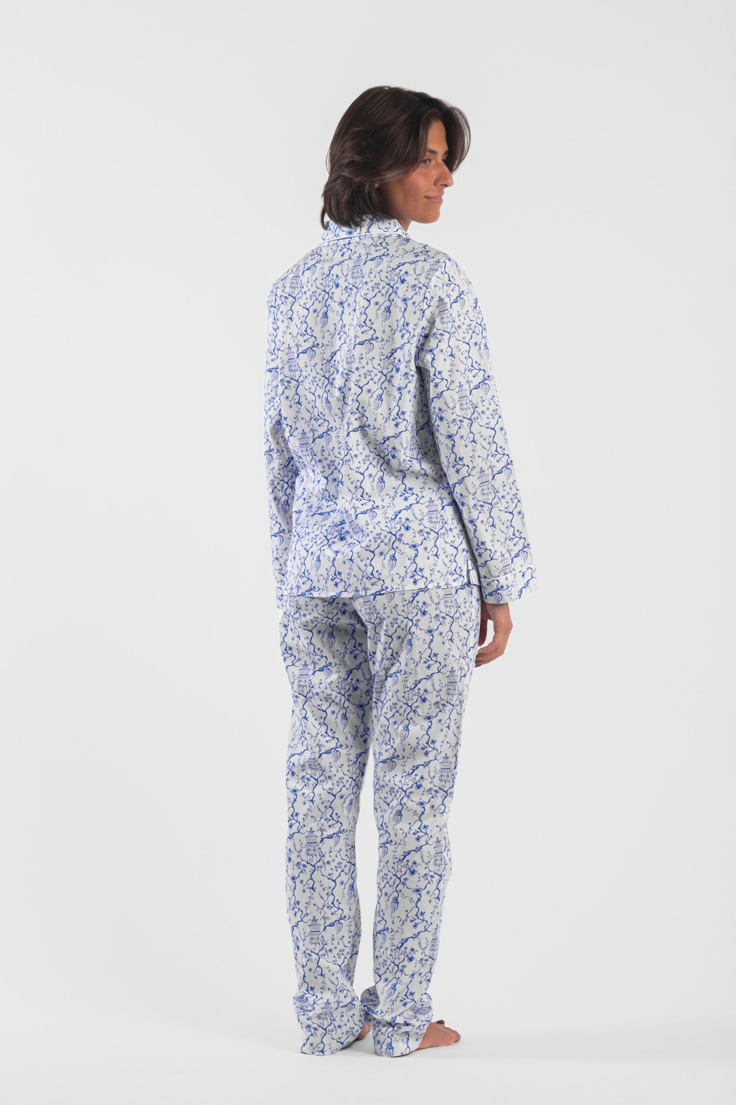 Pyjama femme chemise boutonnée et pantalon motif Pagode japonaise bleu.