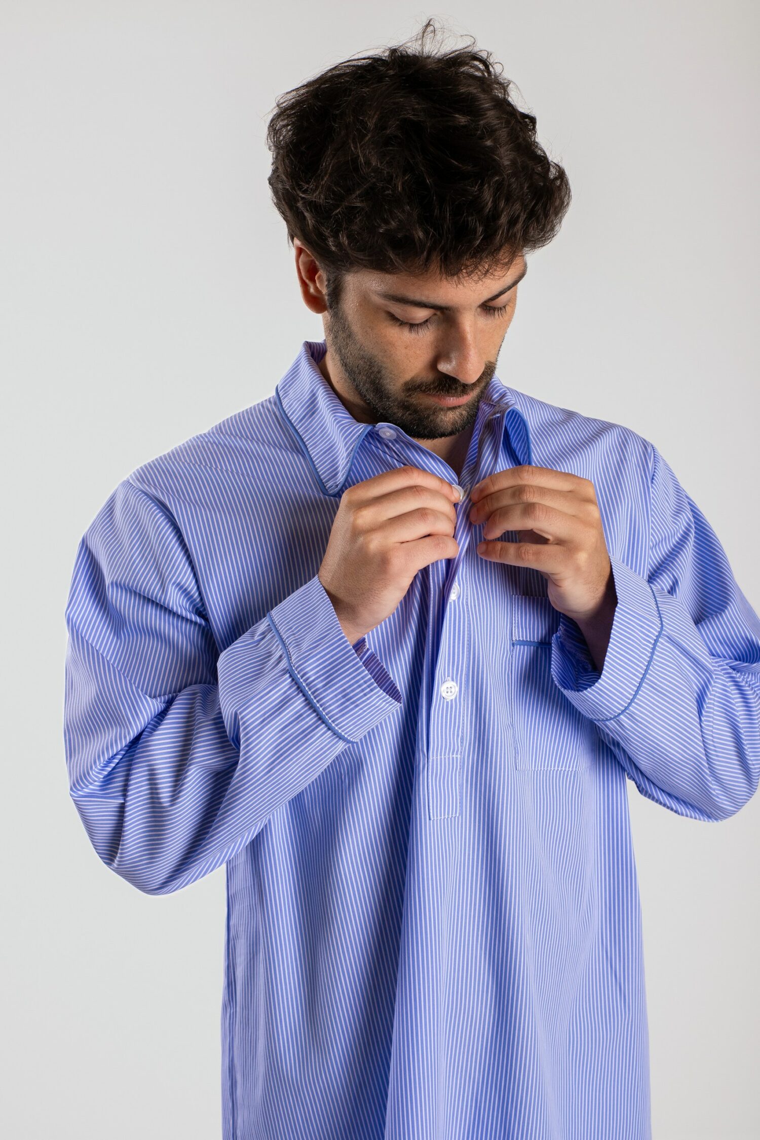 Chemise de nuit homme rayé bleu/blanc en popeline de coton. Liquette pour homme confortable et ample classique pour homme.  Motif Capri