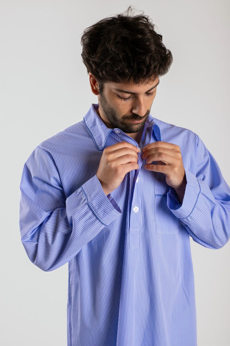 Chemise de nuit homme rayé bleu/blanc en popeline de coton. Liquette pour homme confortable et ample classique pour homme.  Motif Capri
