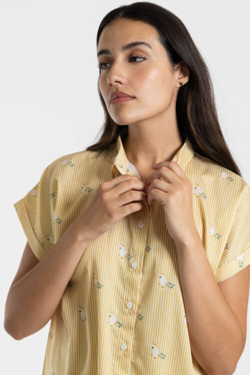 Chemisier femme en satin de coton avec motif cacatoès sur rayures jaunes.