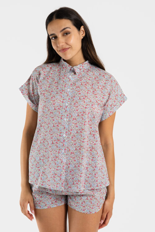 Chemisier femme de pyjama en voile de coton motif liberty rose à fleurs.