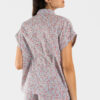 Chemisier femme de pyjama en voile de coton, motif liberty rose à petites fleurs.