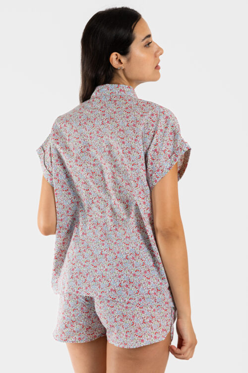 Chemisier femme de pyjama en voile de coton, motif liberty rose à petites fleurs.