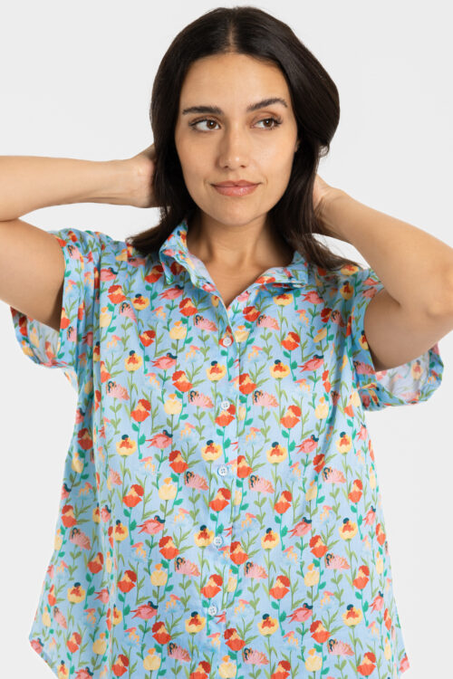Chemisier femme de pyjama à motif floral.