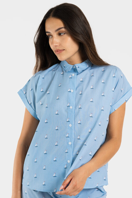 Chemisier femme de pyjama en coton avec motif de bateaux sur rayures bleues.