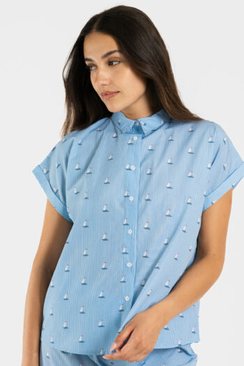 Chemisier femme de pyjama en coton avec motif de bateaux sur rayures bleues.