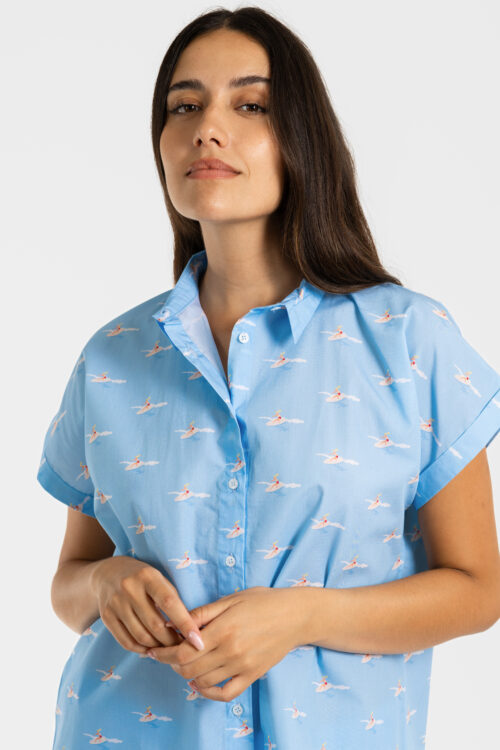 Chemisier manches courtes femme en coton, haut de pyjama avec motif de surfeuse sur fond bleu.