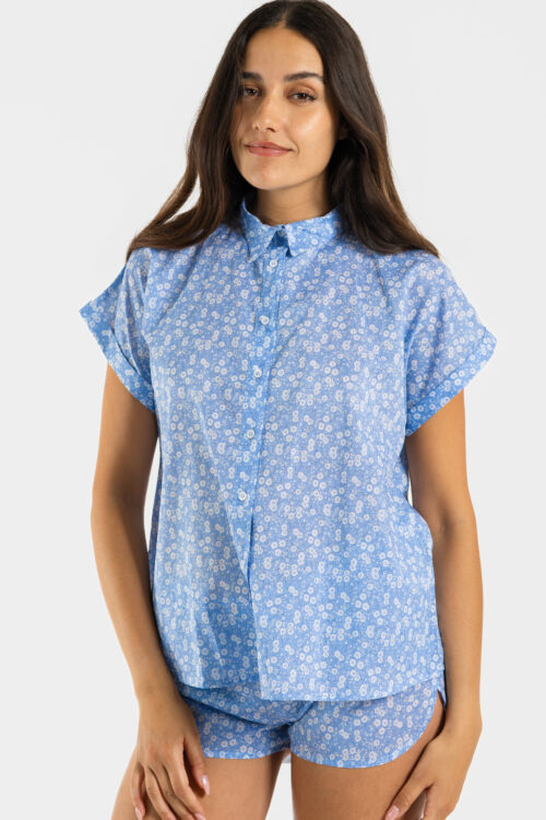Chemisier manches courtes femme en voile de coton avec motif floral bleu, fabriqué au Portugal.