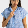 Chemisier manches courtes femme en voile de coton, haut de pyjama avec motif floral bleu, fabriqué au Portugal.