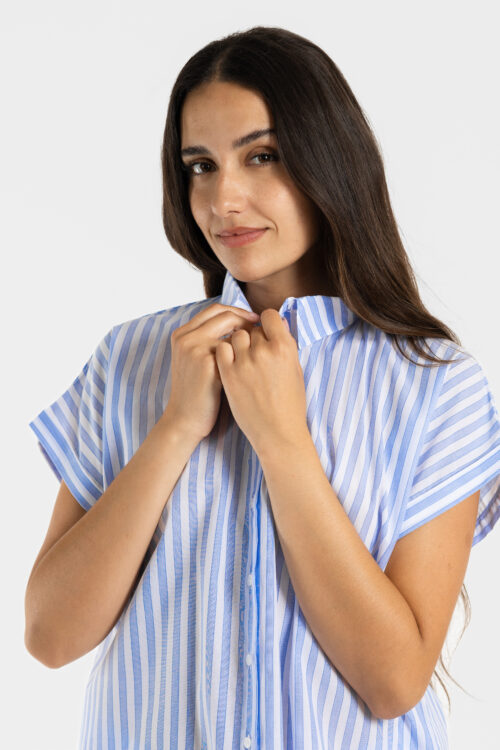 Chemisier manches courtes femme en voile de coton avec motif rayures bleu et blanc, fabriqué au Portugal.