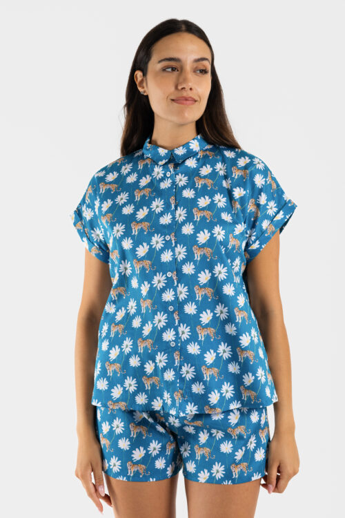 Chemisier manches courtes femme en satin de coton avec motif de tigres fleuris, fabriqué au Portugal.
