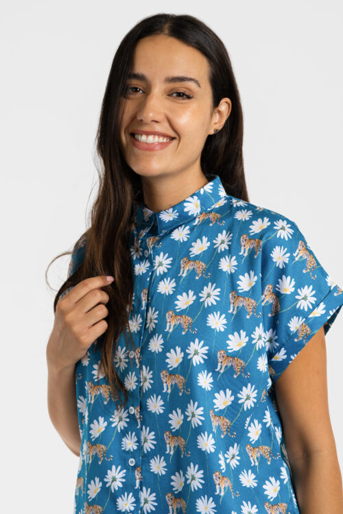 Chemisier manches courtes femme en satin de coton avec motif tigres fleuris, fabriqué au Portugal.