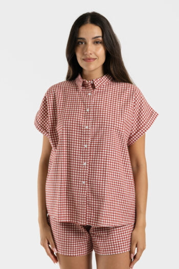 Haut de pyjama pour femme en pilou à manches courtes, motif à carreaux rouges.