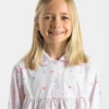 Pyjama fille en coton à motif sucrerie et sucettes, signé Maître Renard. Coupe classique élégante avec croquet pour un style intemporel. Fabrication de qualité au Portugal, alliant confort et savoir-faire.