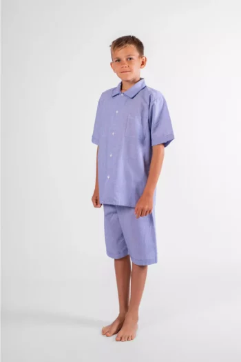 Pyjama court garçon en coton rayé bleu.