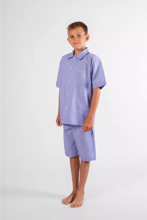 Pyjama court garçon en coton rayé bleu.