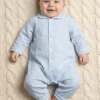 Offrez à votre tout-petit un confort absolu avec ce pyjama combi bébé en flanelle douce, orné d’un élégant motif Vichy bleu. Conçu pour garder bébé bien au chaud, ce pyjama allie tissu respirant, douceur extrême et praticité au quotidien. Sa coupe intégrale assure une liberté de mouvement optimale, tandis que les pressions faciles facilitent l’habillage et le change, même la nuit. Idéal pour l’hiver ou les soirées fraîches, ce pyjama en flanelle est parfait pour garantir un sommeil calme et douillet. Son style classique à carreaux Vichy apporte une touche rétro et tendance, idéale pour un look irrésistiblement mignon.