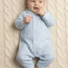 Offrez à votre tout-petit un confort absolu avec ce pyjama combi bébé en flanelle douce, orné d’un élégant motif Vichy bleu. Conçu pour garder bébé bien au chaud, ce pyjama allie tissu respirant, douceur extrême et praticité au quotidien. Sa coupe intégrale assure une liberté de mouvement optimale, tandis que les pressions faciles facilitent l’habillage et le change, même la nuit. Idéal pour l’hiver ou les soirées fraîches, ce pyjama en flanelle est parfait pour garantir un sommeil calme et douillet. Son style classique à carreaux Vichy apporte une touche rétro et tendance, idéale pour un look irrésistiblement mignon.