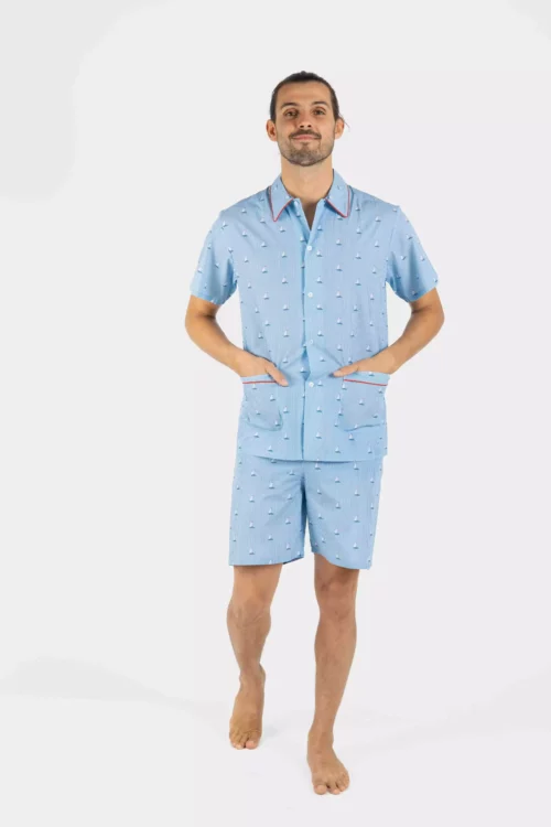 Pyjama court homme en popeline de coton – Confort et légèreté avec un bermuda et une chemise à motifs bateaux, parfait pour l'été.