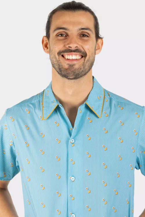 Pyjama court bermuda et chemise en coton, couleur café, accompagné d'un croissant, parfait pour des matins détendus et confortables.