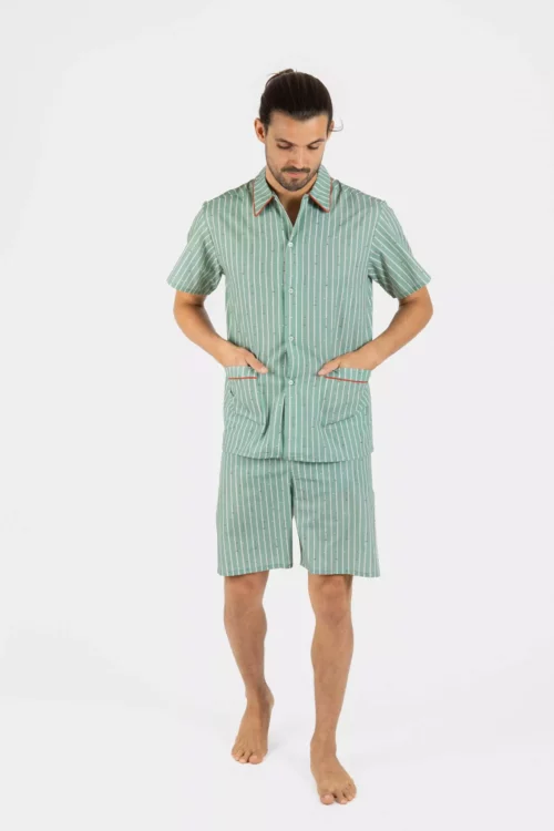 Pyjama court homme popeline de coton motif golf – Un bermuda et une chemise avec des motifs de golf, alliant confort et style pour les amateurs de sport.