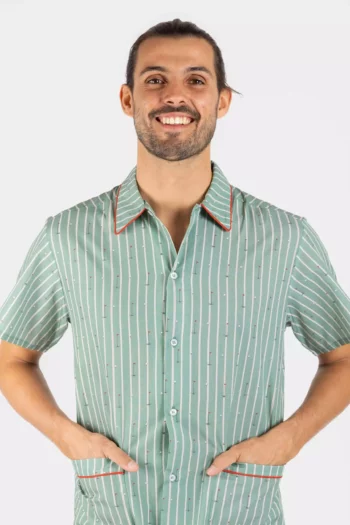 Pyjama court homme popeline de coton motif golf – Un bermuda et une chemise avec des motifs de golf, alliant confort et style pour les amateurs de sport.