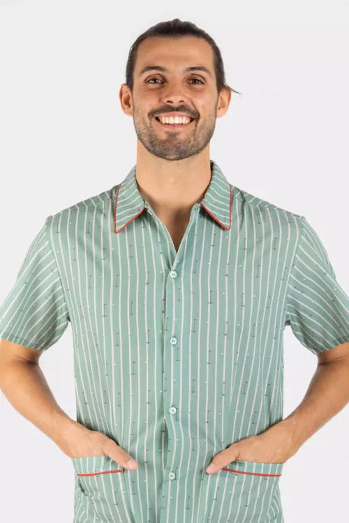 Pyjama court homme popeline de coton motif golf – Un bermuda et une chemise avec des motifs de golf, alliant confort et style pour les amateurs de sport.