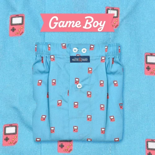 Ce caleçon homme classique à la coupe française se distingue par sa couleur bleu clair vibrante. Le motif est composé d'une multitude de petites consoles de jeux "Game Boy" stylisées, de couleur rose saumon, parsemées aléatoirement sur le tissu en coton de qualité. Chaque console présente des détails noirs pour l'écran, la croix directionnelle et les boutons "A" et "B". Le caleçon est doté d'un élastique froncé à la taille et d'une patte de boutonnage ornée de trois boutons blancs. Il est fabriqué au Portugal.