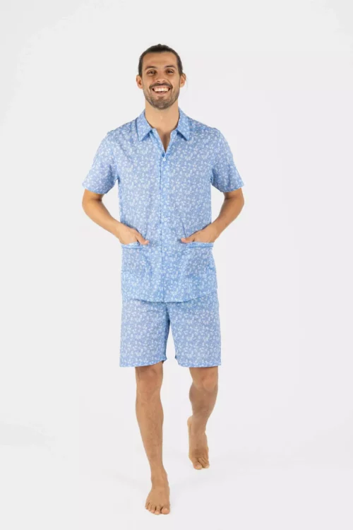 Pyjama court homme voile de coton fleurs bleues Liberty – Un bermuda et une chemise à motifs Liberty bleu, alliant confort et élégance pour l'été.