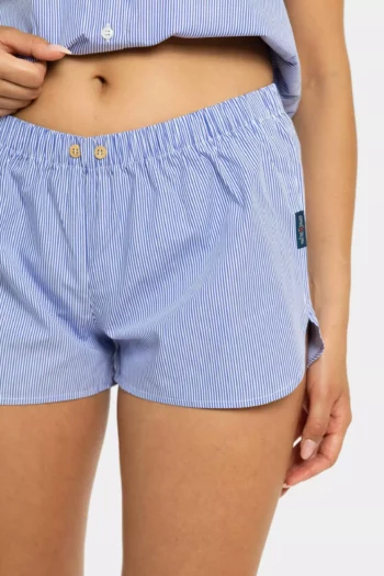 Short femme en popeline de coton rayé, léger et élégant. Coupe confortable, idéal pour l’été, à associer facilement avec vos essentiels du quotidien.