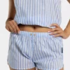 Short femme en voile de coton rayé bleu ciel et blanc, léger et respirant pour un style estival chic.