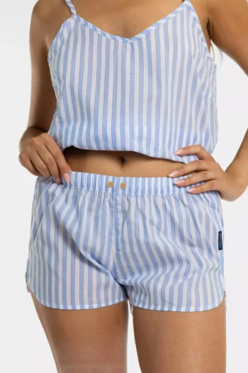 Short femme en voile de coton rayé bleu ciel et blanc, léger et respirant pour un style estival chic.