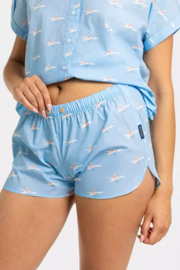 Short femme en popeline de coton, imprimé fond bleu vague et surfeuses. Léger, original et parfait pour un look estival.