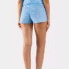 Short femme en popeline de coton, imprimé fond bleu vague et surfeuses. Léger, original et parfait pour un look estival.