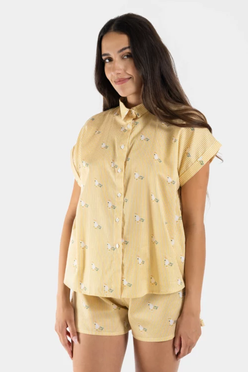 Chemisier femme de pyjama en satin de coton avec motif de cacatoès sur rayures jaunes.