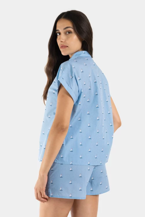 Chemisier femme de pyjama avec motif de bateaux sur rayures bleues.