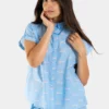 Chemisier manches courtes femme en coton, haut de pyjama avec motif de surfeuse sur fond bleu.