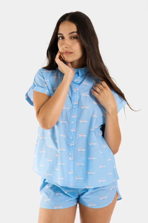 Chemisier manches courtes femme en coton, haut de pyjama avec motif de surfeuse sur fond bleu.